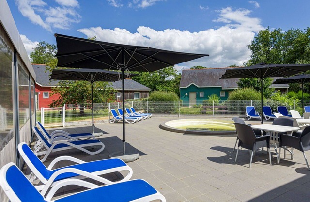Lovely apartment in villa for 6 people with pool, internet, TV, terrace, pets allowed and parking
