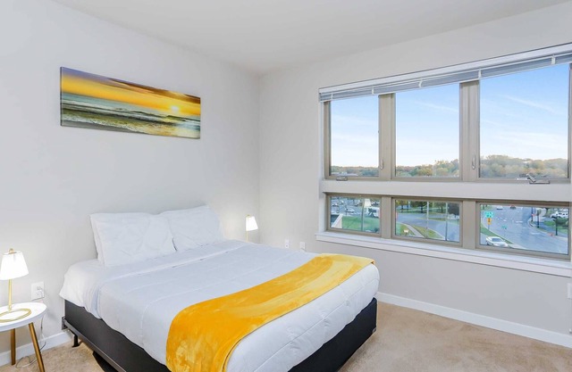 Lovely Bed Suite Fairfax + Street View Balcony- Free parking