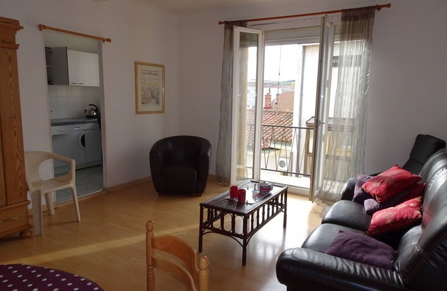 Lovely bright airy apartment in quiet street in centre Perpignan, beach 12km