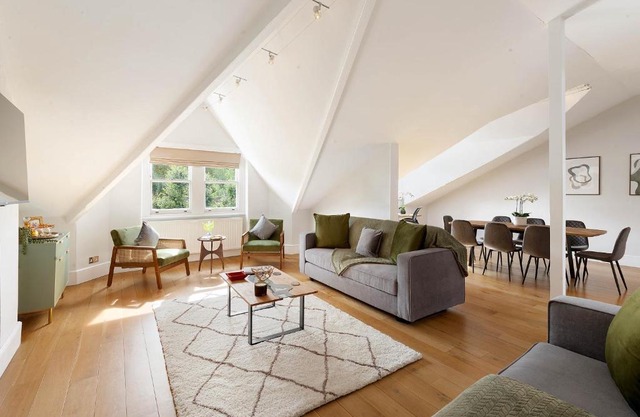 Lovely Central Apartment with Park Views