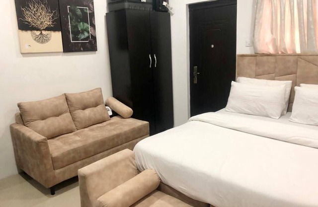 Lovely, Chic Studio Apartment