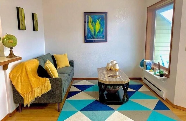 Lovely Condo Across from Downtown w/Mountain View