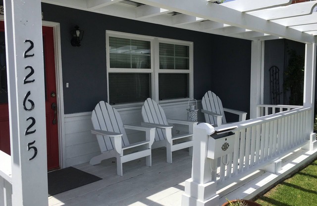 Lovely cottage 2 miles from the beach in quiet neighborhood