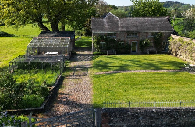 Lovely countryside cottage with river access and mountain views