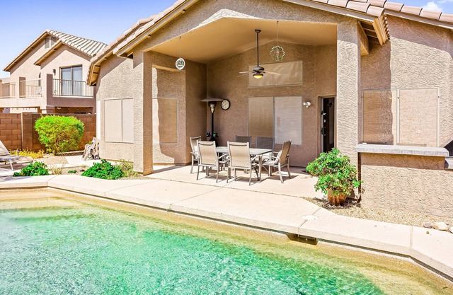 Lovely Desert Home w/Free WiFi, Central AC, Private Pool & Washer/Dryer, Patio