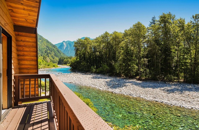 Lovely dog-friendly home on banks of the Skykomish river w/mountain views