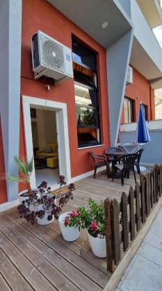 Lovely duplex apartment with patio, 100m from the beach!