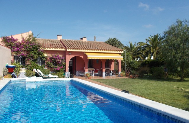 Lovely Private House,Pool,Garden,Wi-fi BBQ Parking