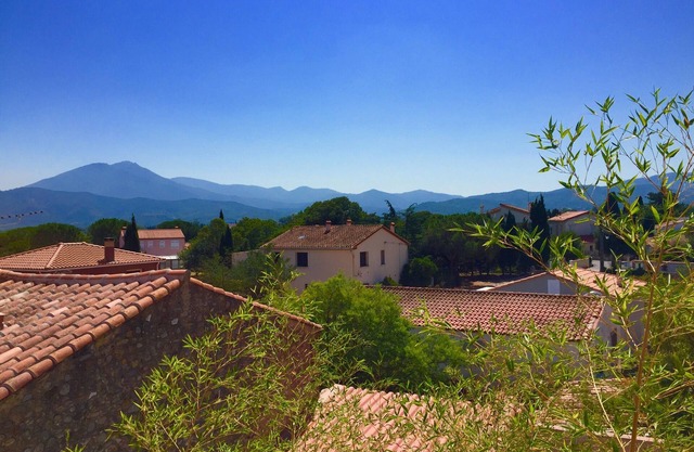 Lovely period spacious village house with a pool and wifi