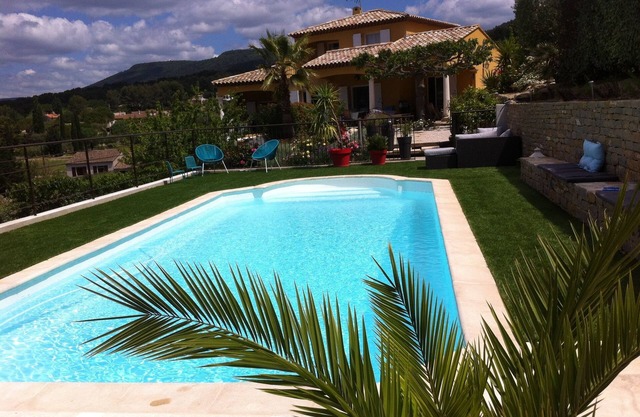 Lovely ground villa 3 * independent swimming pool, made safe, large garden