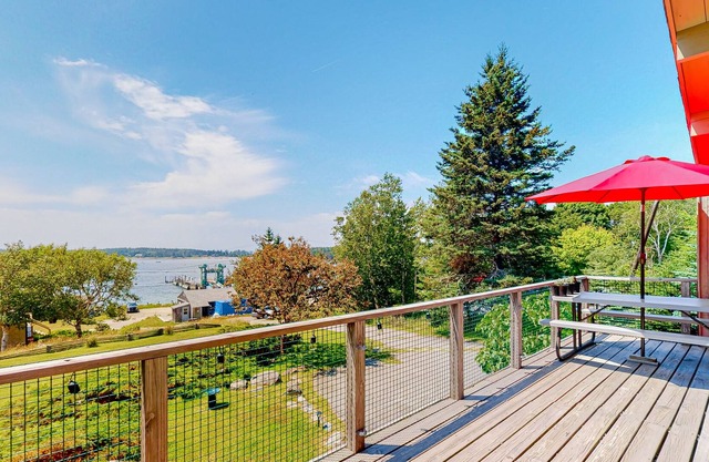 Lovely home, cottage, apartment, with oceanview & washer/dryer