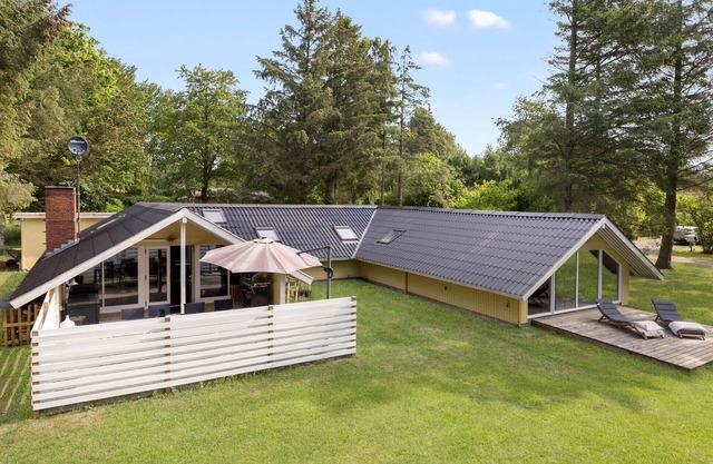 Lovely home in Aakirkeby with kitchen