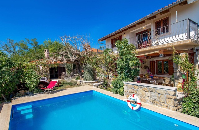 Lovely home in Banjol with sauna