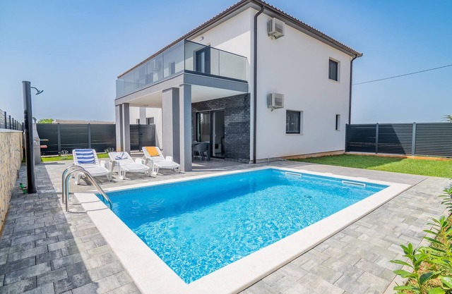 Lovely home in Pula with WiFi