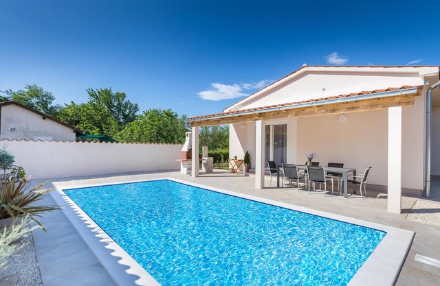 Lovely home in Valbandon with WiFi