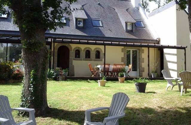 LOVELY HOUSE WITH SAUNA AND VERY PLEASANT GARDEN, 2 MINUTES WALK FROM THE RANCE RIVER.