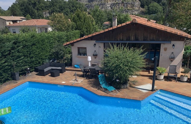 Lovely individual chalet with swimming pool and water slide
