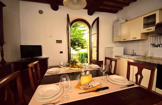 Lovely apartment for 3 guests with WIFI, A/C, pool, TV and pets allowed, close to Siena