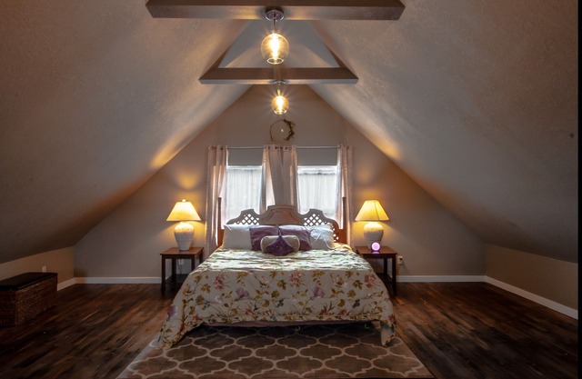 Lovely King Bed Loft near Downtown; Free Parking