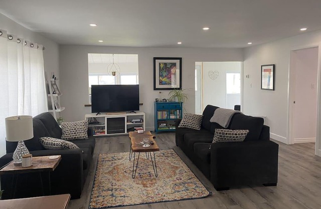 Lovely Lakehouse in Port Stanley. Enjoy lake views and 10min walk to the beach!