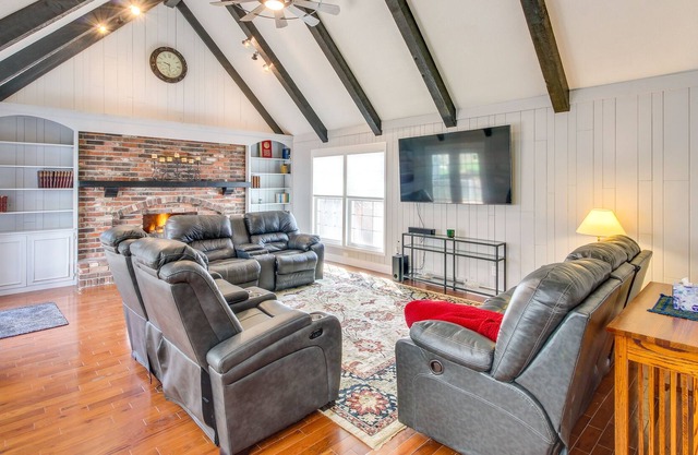 Lovely Lenexa Home w/ Patio ~ 16 Mi to Kansas City
