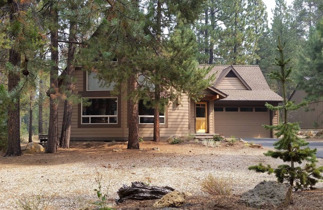 Lovely, light, bright home in the woods! SHARC passes included! Hot tub!