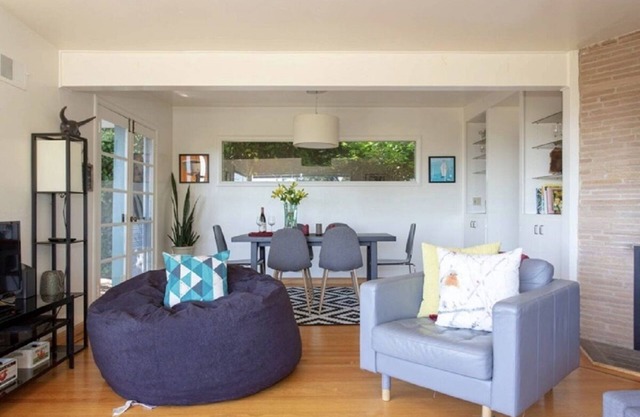 ★Lovely Mid-Century Modern Gem! ★BAY VIEWS★ HOT TUB★PARKING! ★PETS WELCOME!