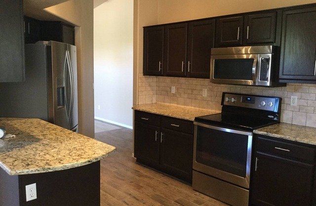 Lovely Mountain View, Close to hiking & golf, Comfortable Home, Community Pool