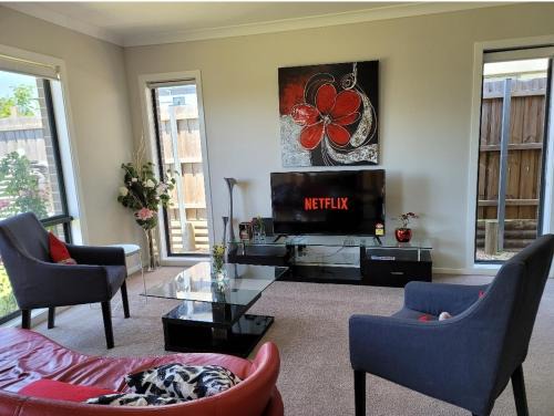 Lovely New 5 Bedroom house + Study/Huge Back Yard