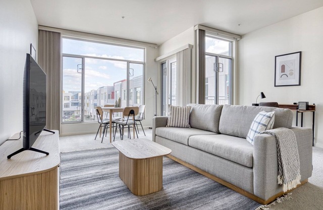 Lovely Palo Alto 2BR w/AC, Pool & W/D, walkable location, by Blueground