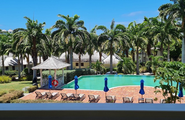 Lovely Pool-side 1-Bedroom Suite with Beach Access