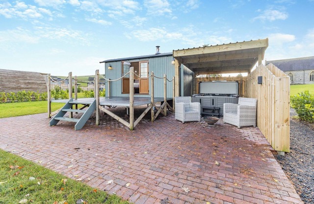 Lovely Shepherds hut with private hot tub.