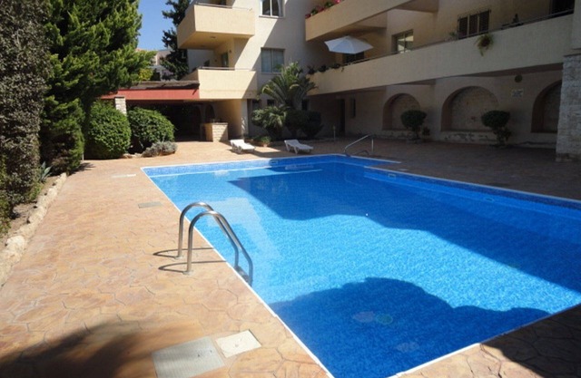 Lovely spacious 2 bed apartment with pool sleeps six in Universal area of Paphos