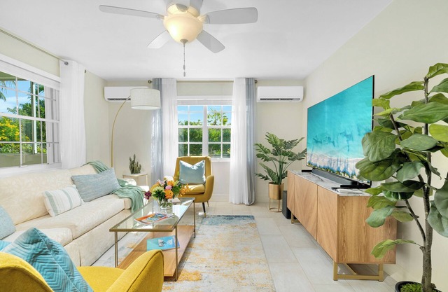Lovely & spacious apartment in Grace Bay, Providenciales - AC, WiFi, Smart TV