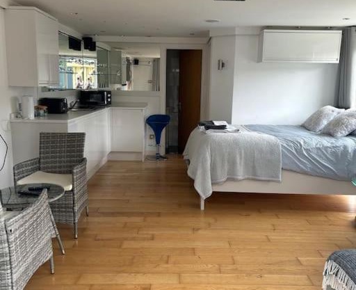 Lovely studio cabin. Hot tub ex £40 per night