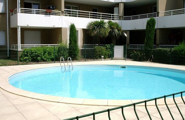Lovely T2 with pool-near city and transport