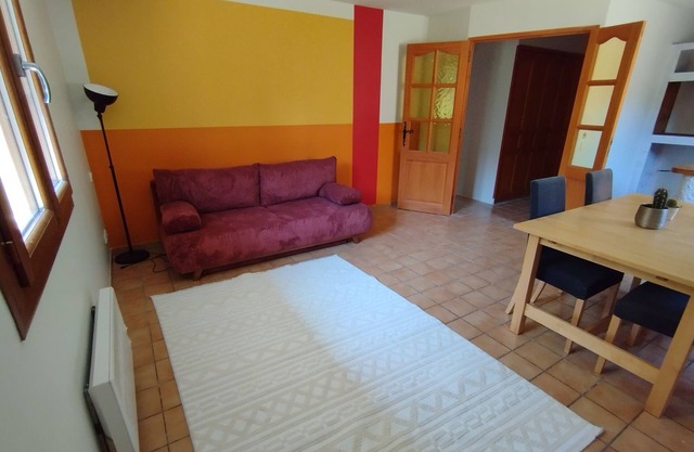Lovely T3, ground floor of villa, quiet location 2 steps from town center.