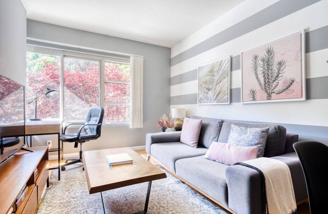 Lovely Telegraph Hill 1BR w/Gym & Spa, walk to Muni, by Blueground
