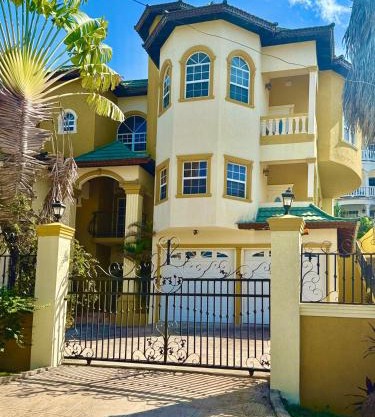 Lovely three bedroom condo with close beach access