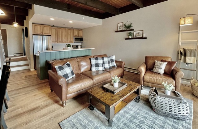 Lovely townhouse just 6 miles from Mount Sunapee Ski Resort.