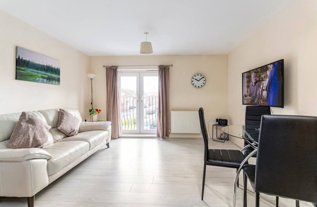 Lovely Two Bed detached house with Parking