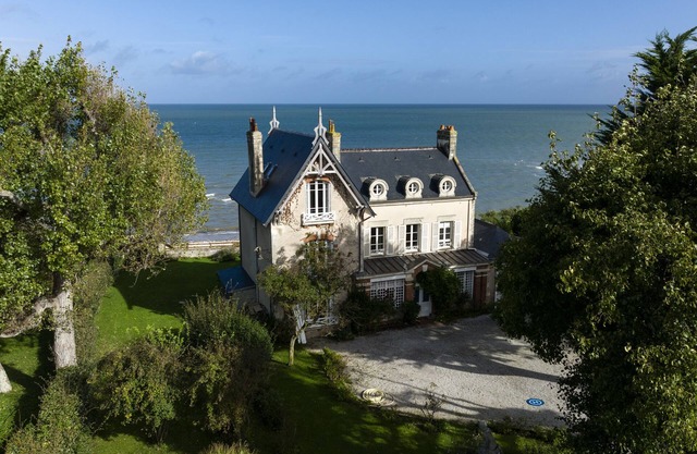 Lovely villa in front of the sea