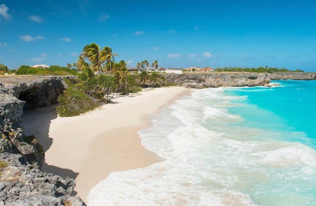 Lovely villa with private pool near beautiful Bottom Bay beach
