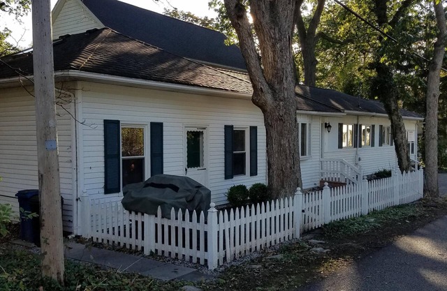 Lovely, Well-Maintained Cottage, 5' walk to Lake