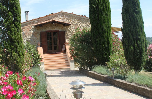 Lovingly renovated country house in the olive grove with large panoramic pool, air conditioning