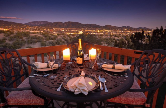 Luces de la Ciudad | Sweeping Views of Santa Fe, Hot Tub + Pet Friendly!