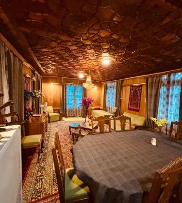 Lucky Kashmir Heritage Houseboat