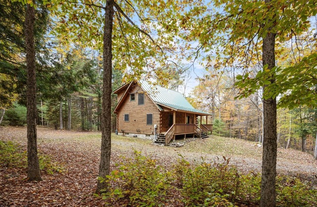 Luigi's Lodge - Cozy Log Cabin Near Franconia Notch - White Mountains Retreat