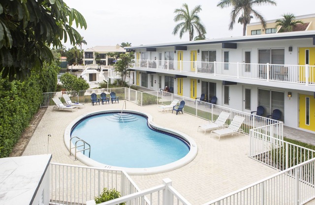 Luminous apart on the canal, pool, F.Lauderdale, Wifi, BBQ, 1,5 mile to beach