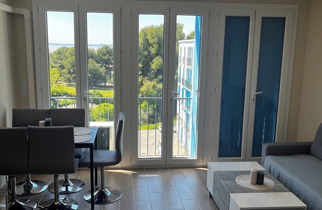 Luminous apartment with view of the lake - Refurbished, close to the airport (sleeps 6)